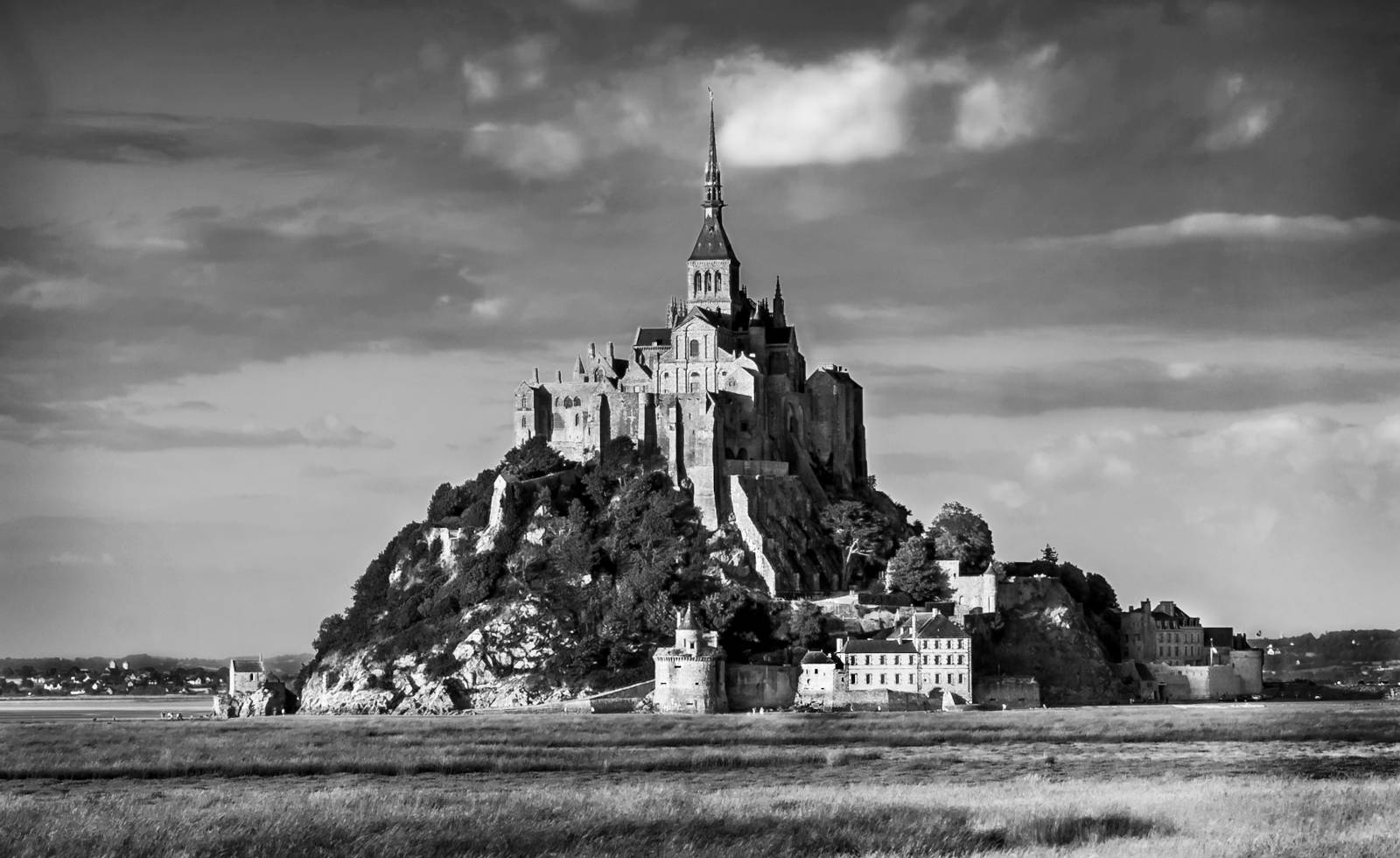 Panoramic image of Derry with the Peace Bridge and Guildhall included
